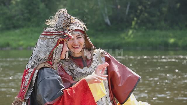 Девушки в национальных костюмах репетируют на берегу реки, крупный план Урал, Салаватский район,...