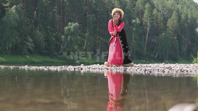 Девушка в национальном костюме танцует на берегу реки Урал, Салаватский район, девушка,...