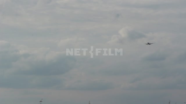 Самолет низко пролетает над полями Урал, небо, облака, самолет, авиация