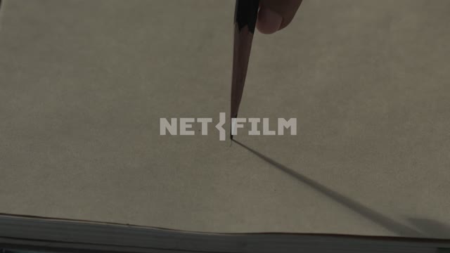 Человек проводит линию карандашом на бумаге Бумага, линия, карандаш, рука, крупный план