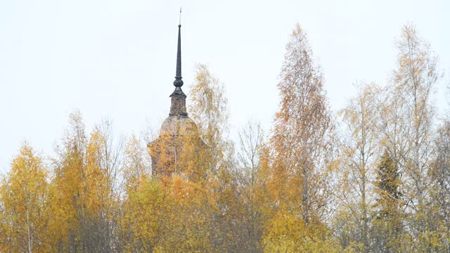Церковь за колышущимися березами Ранняя осень, храм, деревья, ветер