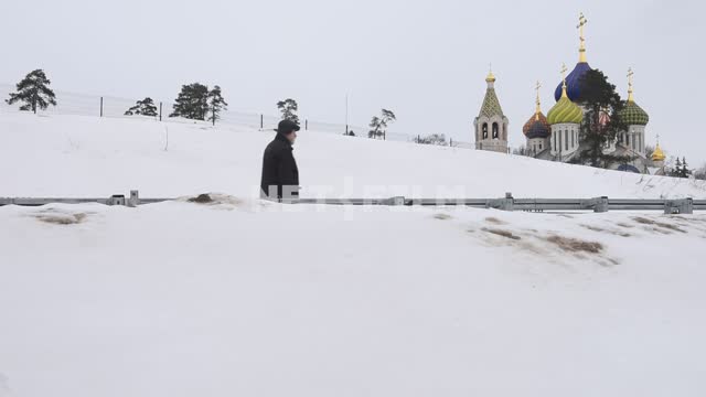 Зимний пейзаж с церковью и прохожим Православный храм, снежный покров, снег, мужчина, забор, дорога