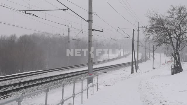 Железная дорога зимой Железнодорожные пути, снегопад, зима, деревья, день