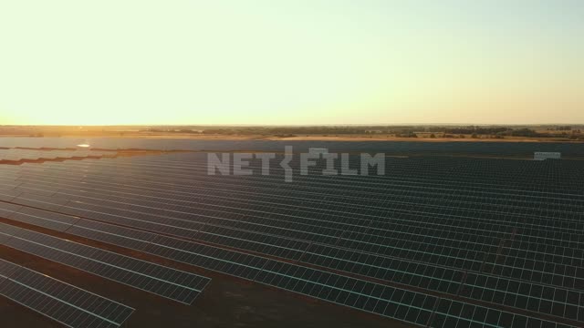 Круговая панорамная съемка сверху на поля с солнечными батареями на закате Поле, солнечная батарея,...