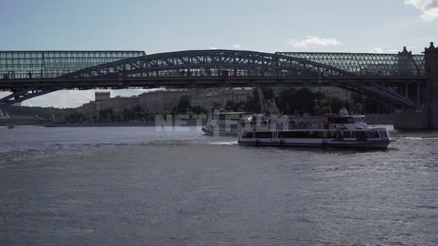 Пушкинский пешеходный мост, под мостом навстречу друг другу проплывают два пассажирских теплохода...