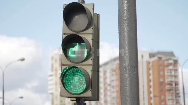 Работа светофора, зелёный и красный цвет. Светофор для автомобилей на фоне жилых домов карантин,...