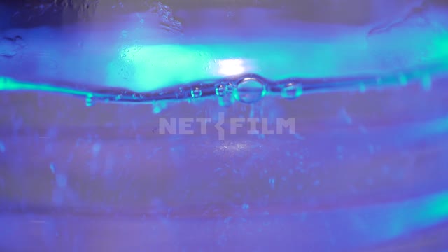 В прозрачном электрическом чайнике с синей подсветкой закипает вода Чайник, электроприборы,...