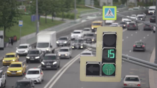 Переключение сигнала светофора с зеленого на красный, движение транспорта по набережной Светофор,...