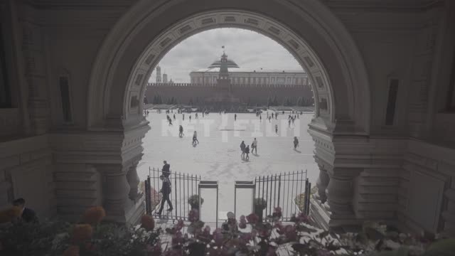 ГУМ, вид из ворот на Красную площадь и мавзолей Ленина ГУМ, Красная площадь, мавзолей, кремлевская...
