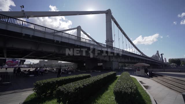 Крымский мост Крымский мост, обрезанный кустарник, люди, солнечный день