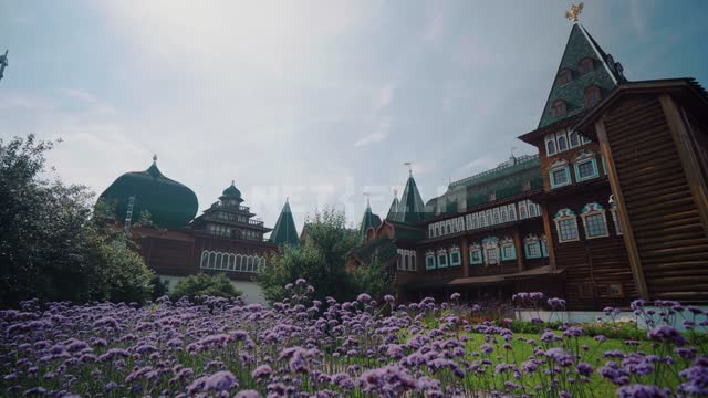 Коломенское, цветущая клумба перед деревянным дворцом Музей-заповедник Коломенское, Дворец царя...