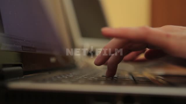 Женщина печатает на ноутбуке, руки крупным планом Ноутбук, клавиатура, женские руки, пальцы печатают
