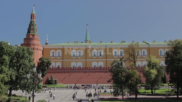 Вид на кремлевскую стену и здание арсенала Кремлевская стена, Угловая Арсенальная (Собакина) башня,...