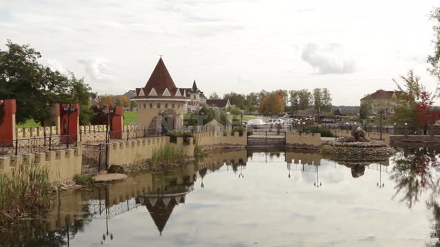 Коттеджный поселок, стилизованный старинный мост через пруд со спусками к воде Мост, башни, пруд,...