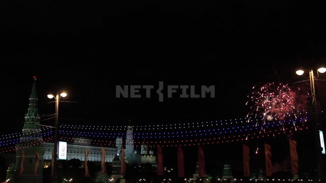 Праздничный салют Кремль, праздник, салют, иллюминация, фонари, флаги, вечер