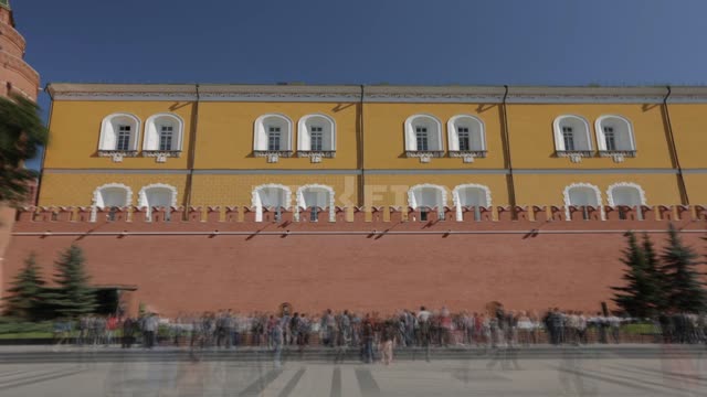 Вид на кремлевскую стену и здание арсенала Кремлевская стена, арсенал, Александровский сад, могила...