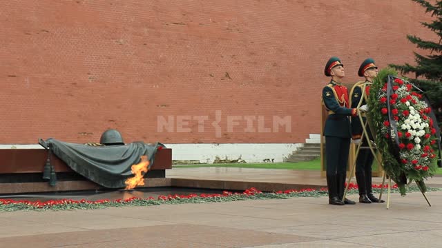 Могила Неизвестного солдата, почетный караул держит венок Александровский сад, могила Неизвестного...