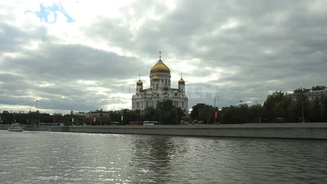 Москва-река, вид на храм Христа Спасителя Москва-река, набережная, храм Христа Спасителя,...