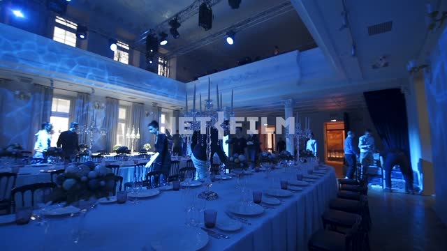 Preparation for the shooting of the New Year's program, the staff sets the tables in the banquet...