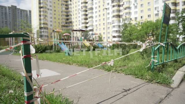 Закрытая детская площадка во дворе. Ограничения из-за коронавируса в Москве карантин, вирус,...