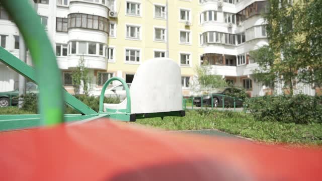 Пустая детская площадка во время карантина. Камера на сидении карусели Москва, карантин, вирус,...