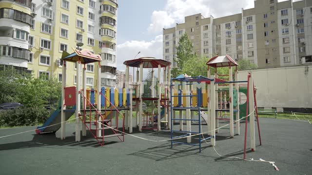 Закрытая детская площадка во дворе. Карантин в Москве карантин, вирус, коронавирус, ограничения,...
