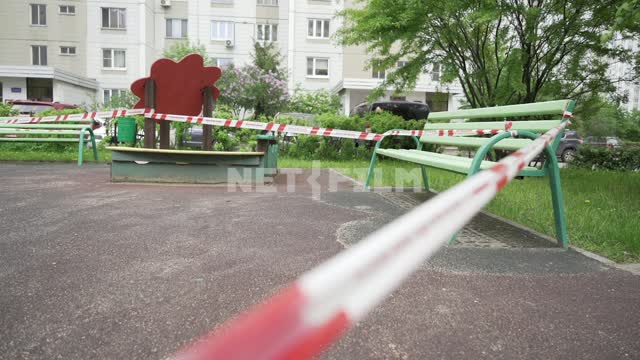 Закрытая детская площадка во дворе, фокус и расфокус. Карантин в Москве карантин, вирус,...