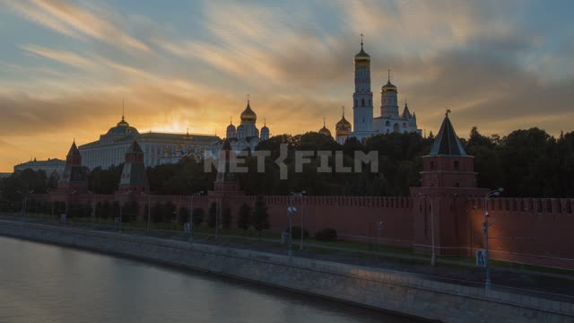 Вид на Кремль и набережную, наступление ночи Москва-река, набережная, фонари, автотранспорт,...