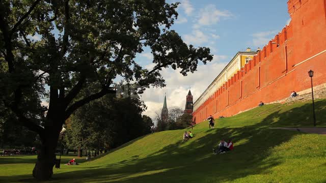 Александровский сад, люди отдыхают на газонах у кремлевской стены Александровский сад, кремлевская...