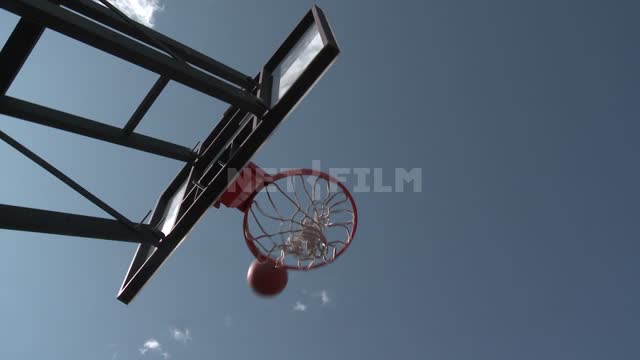 Баскетбол, игрок пытается забросить мяч в корзину, мяч отскакивает Баскетбол, мяч, щит, корзина,...