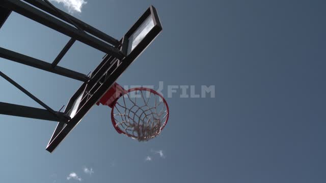 Баскетбол, игрок забивает мяч в корзину Баскетбол, мяч, щит, корзина, сетка, руки, спорт