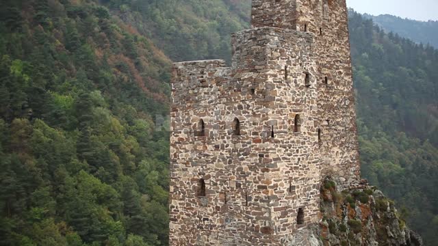 Старая крепость на скале, съемка снизу вверх Горы, холмы, крепость, башни, руины, леса, природа