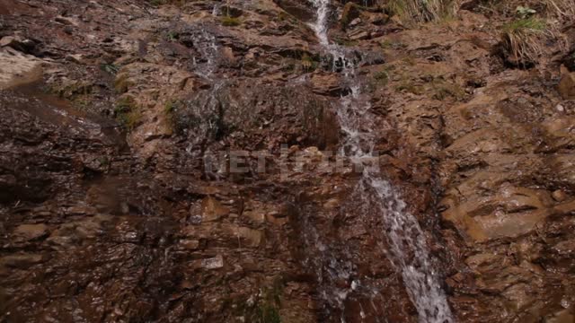 Маленький водопад в горах, съемка сверху вниз Горы, скалы, камни, ручьи, водопады, вода, водоемы,...