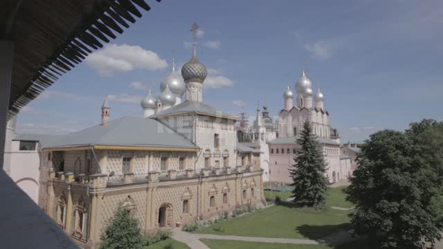 Ростовский кремль, вид с крытой галереи на церковь Одигитрии и Успенский собор Двор, церковь...