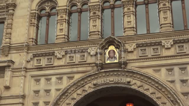 ГУМ, икона над одним из входов в здание, съемка с приближением (наезд) Красная площадь, ГУМ,...