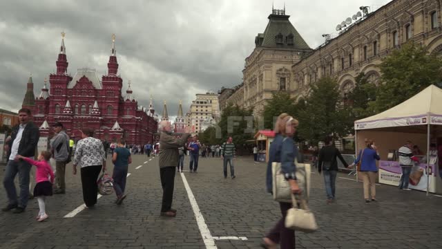 ГУМ, съемка сверху вниз, переход на исторический музей, мужчина фотографирует ГУМ Красная площадь,...