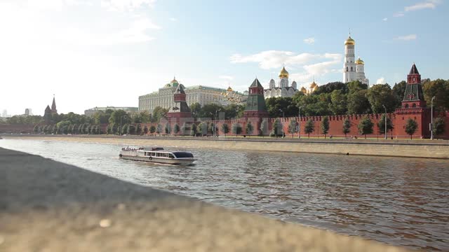 Вид на Кремль с противоположного берега реки Москва-река, набережная, парапет, автотранспорт,...