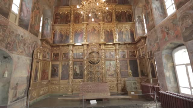 Углич, церковь Димитрия на Крови, внутренний интерьер, проход под арками к иконостасу, переход...