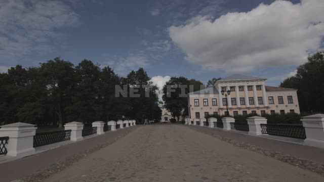 Углич, Кремль, Соборный (Никольский) мост, здание бывшей городской думы, вид от моста на парадный...