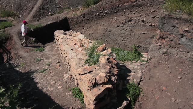 Музей-заповедник Танаис, археологические раскопки, археологи спускаются с горы Танаис, древний...