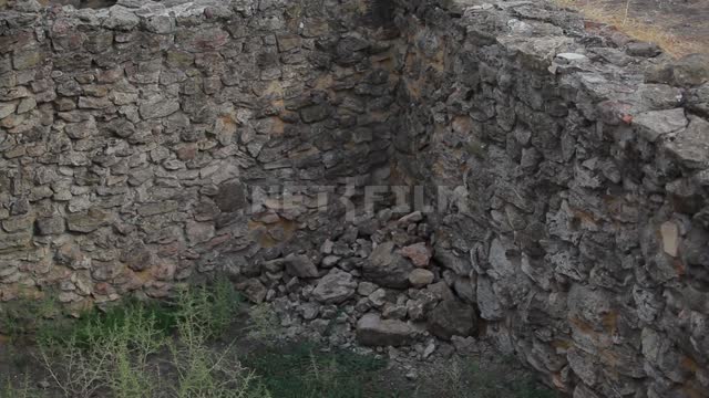 Музей-заповедник Танаис, древний город, каменные стены и проходы между ними, съемка сверху вниз по...