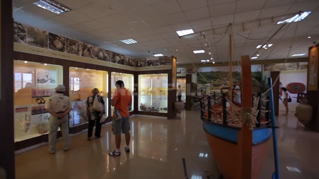 Музей-заповедник Танаис, посетители в зале музея, лодка, круговая панорама Танаис, музей,...