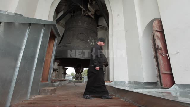 Троице-Сергиева лавра, священник поднимается на колокольню, выходит из дверей, проходит мимо...