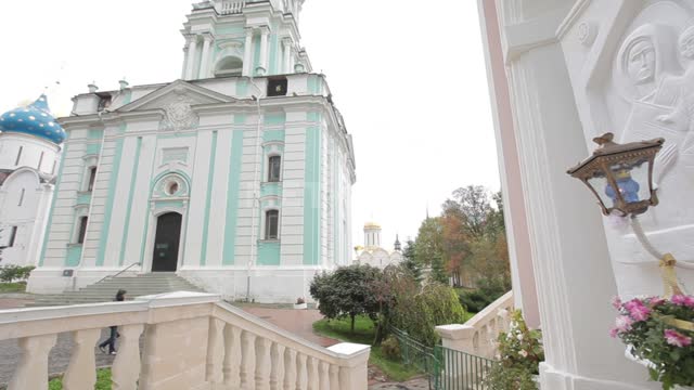 Троице-Сергиева лавра, колокольня и купола Успенского собора, вид со стороны церкви Смоленской...