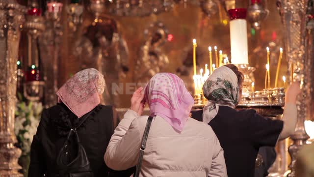 Троице-Сергиева лавра, прихожане в храме, женщины зажигают и ставят свечи Троице-Сергиева лавра,...