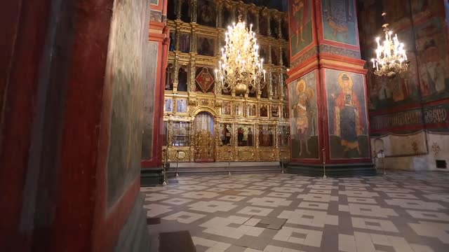 Ярославль, православная церковь, внутренний интерьер, вид от колонны на иконостас Ярославль,...