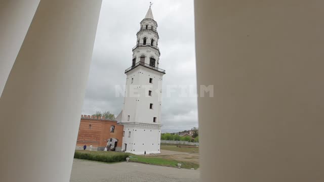 Невьянская наклонная башня, вид от Спасо-Преображенского собора, съемка с движением мимо колонн...