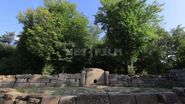 Кавказские дольмены Камни, глыбы, гробницы, бронзовый век, могильники, лето