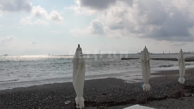 Черное море, волны, закрытые пляжные зонтики Пляж, черное, море, волны, турист, отпуск, отдых,...