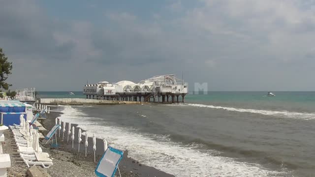 Черное море, берег, волны, набережная Пляж, черное, море, пляжный, зонт, шезлонг, турист, отпуск,...